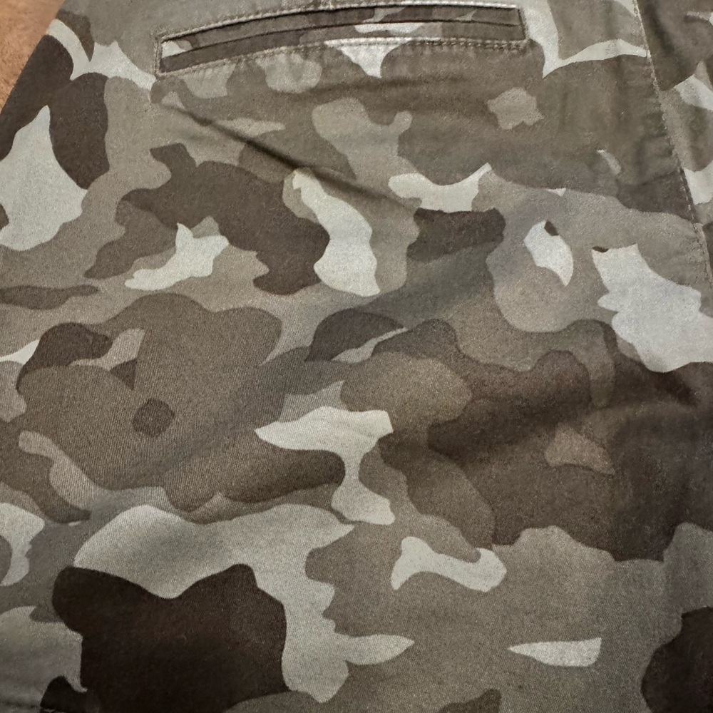Old Navy Women's Camouflage Shorts - Olive Green & Gray - Picture 4 of 4